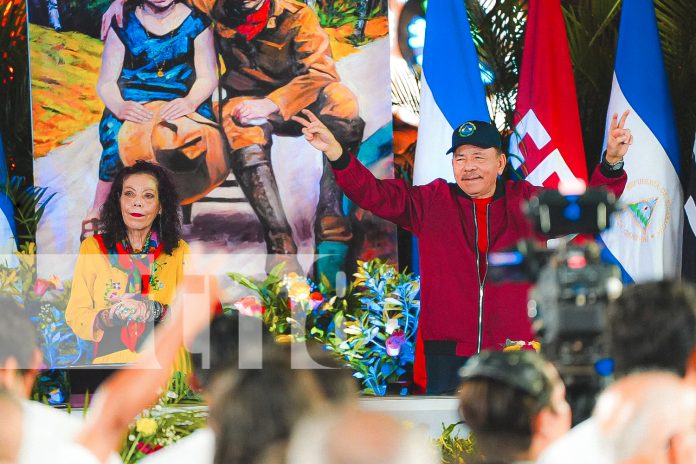 Foto: CoPresidentes Daniel Ortega y Rosario Murillo en acto por entrega de buses por parte de China / TN8 Foto: CoPresidentes Daniel Ortega y Rosario Murillo en acto por entrega de buses por parte de China / TN8