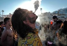 ¡Fumar será delito! Francia veta el cigarro en playas, parques y paradas de autobús Foto: Francia prohibió hoy fumar en playas/Cortesía