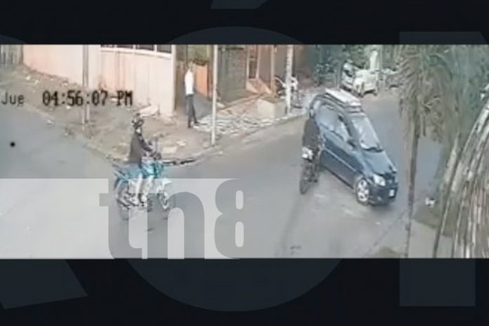 Foto: Choca con moto tras dar vuelta ilegal en Managua/TN8 Foto: Choca con moto tras dar vuelta ilegal en Managua/TN8