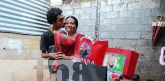 Foto: Fe, fuerza y amor: madre nicaragüense inspira con su entrega incondicional / TN8