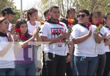 Foto: Con respeto y amor, entregan flores a madres que inspiraron la Revolución / TN8