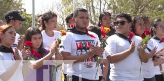 Foto: Con respeto y amor, entregan flores a madres que inspiraron la Revolución / TN8