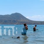 Familias disfrutan del calor en la Laguna de Xiloá este 1 de mayo