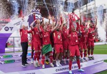 Jugadores del Liverpool levantan trofeo de Liga Premier frente a Klopp liverpool, premier, league,