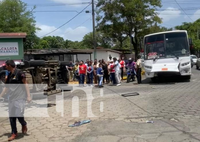 Foto: Accidente y vuelco de Jeep cerca de la Alcaldía de Managua / TN8