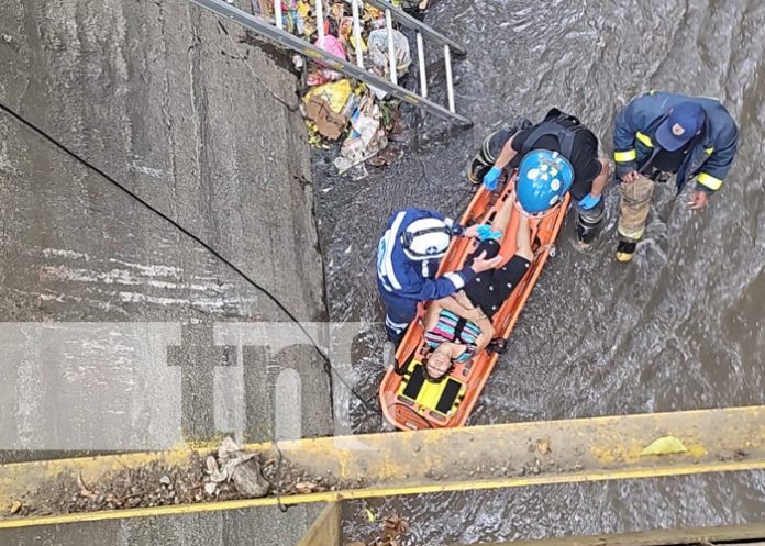 Foto: Mujer cae en un cauce de Managua / TN8 Foto: Mujer cae en un cauce de Managua / TN8