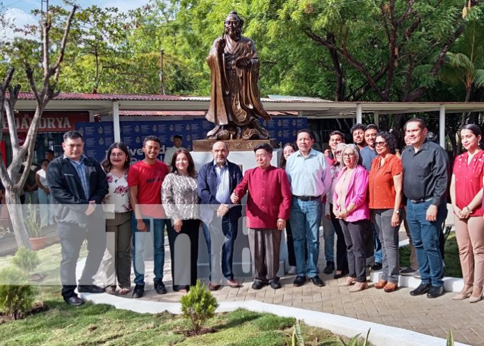 Foto: Develación de estatua en el Instituto Confucio de la UNAN-Managua / TN8 Foto: Develación de estatua en el Instituto Confucio de la UNAN-Managua / TN8
