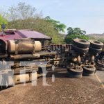 Camión cargado con café vuelca en carretera El Guayacán-Jinotega Foto: Fuerte accidente con camión en Jinotega / TN8