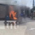 ¡Clase susto! Motocicleta se incendia en taller cercano a gasolinera en Bluefields Foto: Incendio en una moto en un taller de mecánica de Bluefields / TN8
