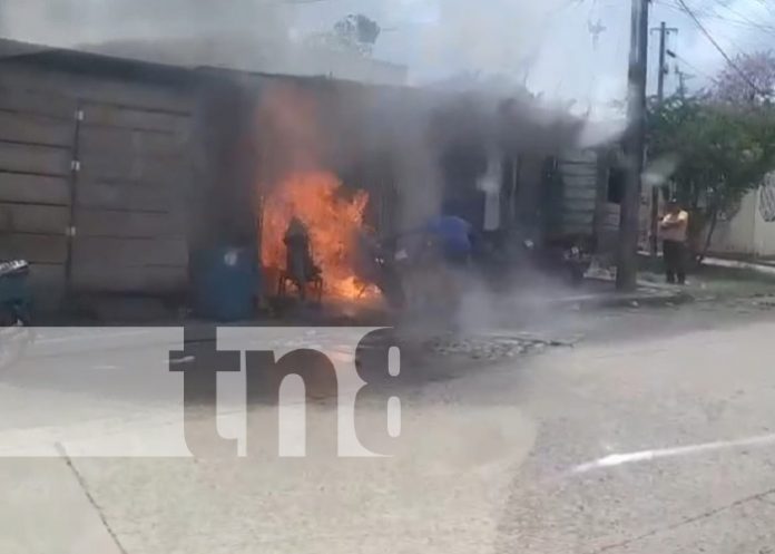 Foto: Incendio en una moto en un taller de mecánica de Bluefields / TN8
