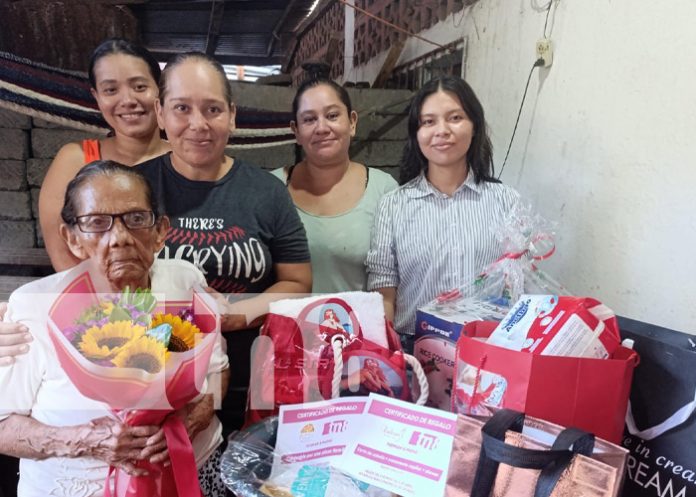 Foto: Crónica TN8 premia a Doña Esmeralda / TN8 Foto: Crónica TN8 premia a Doña Esmeralda / TN8