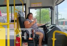 Madre transportista recibe bus nuevo y fortalece ruta Bluefields – Nueva Guinea Foto: Mujer transportista de Bluefields con nuevos buses / TN8