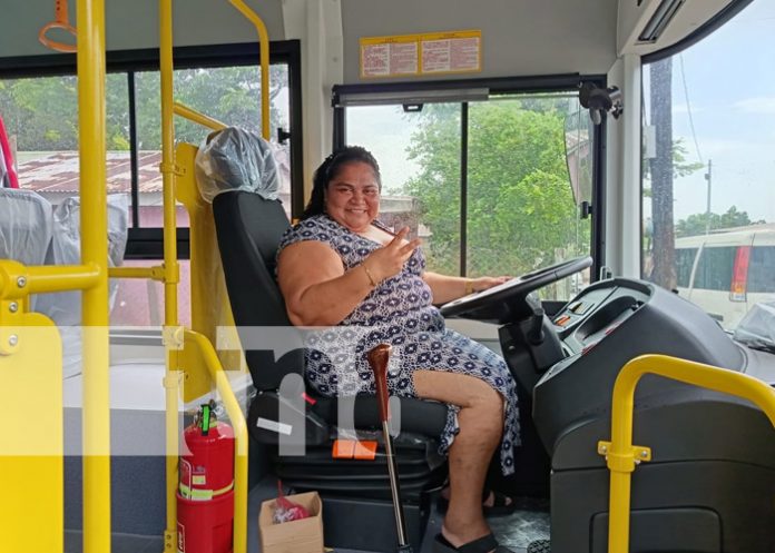 Foto: Mujer transportista de Bluefields con nuevos buses / TN8 Foto: Mujer transportista de Bluefields con nuevos buses / TN8