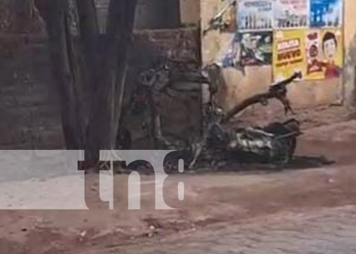 Foto: Incendio de una moto causa revuelo en una comunidad de Ometepe / TN8 Foto: Incendio de una moto causa revuelo en una comunidad de Ometepe / TN8