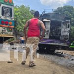 Chispa desata incendio que destruye bus en Laureles Sur, Managua Foto: incendio de un bus estacionado en Laureles Sur, Managua / TN8