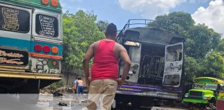 Foto: incendio de un bus estacionado en Laureles Sur, Managua / TN8