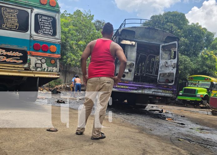 Foto: incendio de un bus estacionado en Laureles Sur, Managua / TN8 Foto: incendio de un bus estacionado en Laureles Sur, Managua / TN8