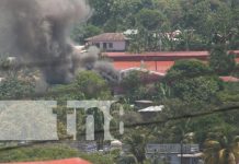 Activación de equipos por incendio en una bodega del Hospital de Bluefields Foto: Incendio en bodega de papelería al costado sur del Hospital de Bluefields / TN8