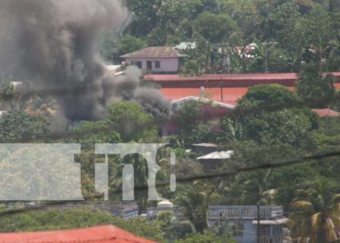 Foto: Incendio en bodega de papelería al costado sur del Hospital de Bluefields / TN8