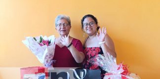 Foto: Madre sobreviviente del cáncer premiada por Crónica TN8