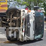 «Dios nos cuidó»: camión pierde los frenos y se vuelca en Crtra. Sur, Managua Foto: Accidente con camión de bebidas gaseosas en Managua / TN8