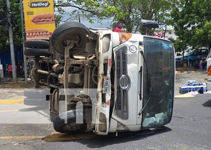 Foto: Accidente con camión de bebidas gaseosas en Managua / TN8 Foto: Accidente con camión de bebidas gaseosas en Managua / TN8