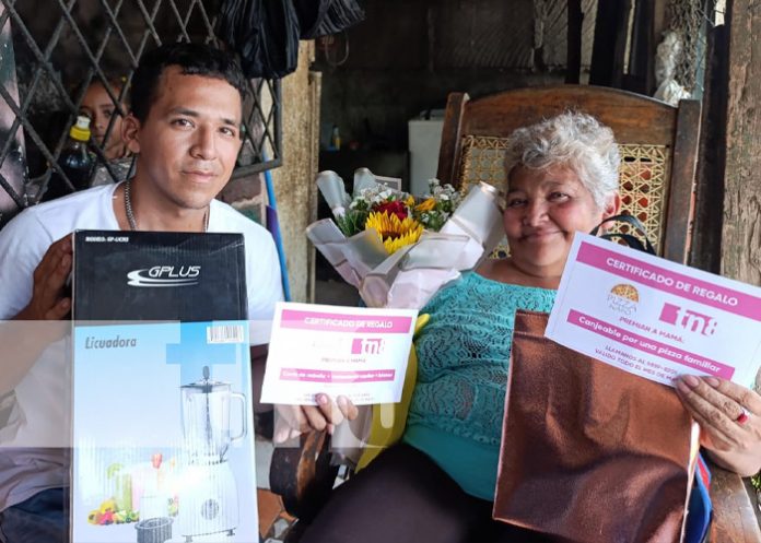 Foto: Entrega de premios a madrecitas con Crónica TN8