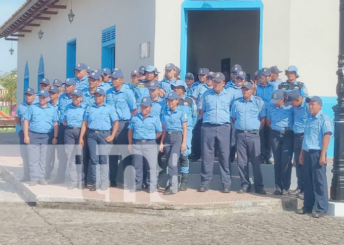 Foto: Visita de estudiantes del MINT a casa réplica del General Sandino en el Paseo Xolotlán / TN8