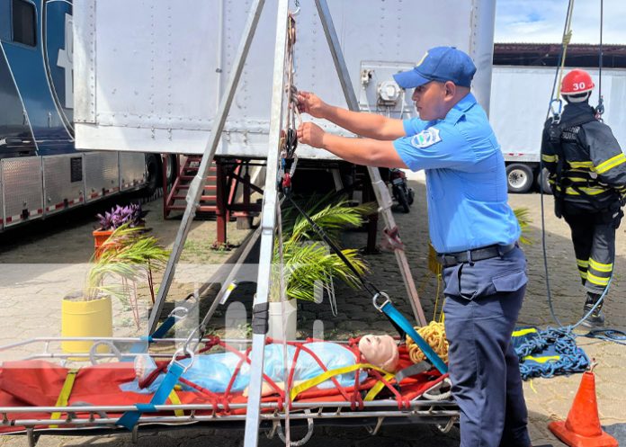 Foto: Curso para bomberos sobre rescate con cuerda / TN8 Foto: Curso para bomberos sobre rescate con cuerda / TN8