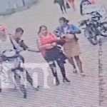 Captados en video: dos sujetos roban celular en plena vía pública de Jalapa