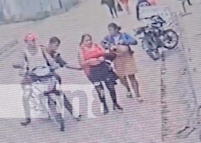 Foto: Captura de sujetos por robo de celular en una calle de Jalapa, Nueva Segovia / TN8