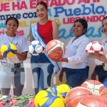 Balón en mano y sueños en alto: Promoción del deporte con implementos en Managua Foto: Entrega de útiles deportivos en Managua / TN8
