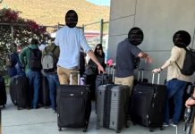 17 familiares de “El Chapo” Guzmán se entregan al FBI en Tijuana Foto: 17 parientes de “El Chapo” Bajo custodia en Tijuana /Cortesía