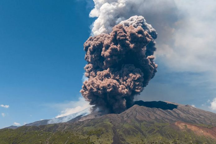 Foto: El volcán Etna entra en erupción en Italia/Cortesía