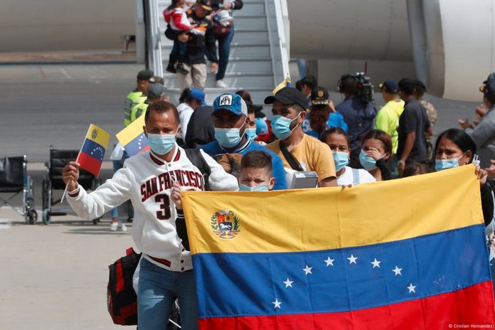 1 Foto:Maduro insta a “hacerla grande” para migrantes tras llegada de 150 compatriotas/Cortesía