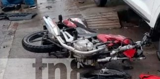 Foto: Motorizado lucha por su vida luego de ser impactado por una camioneta en Granada/TN8