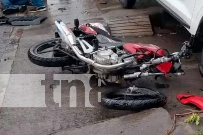 Foto: Motorizado lucha por su vida luego de ser impactado por una camioneta en Granada/TN8