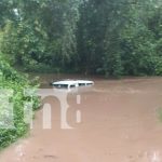 Ambulancia queda atrapada en río mientras trasladaba a mujer embarazada en El Ayote Foto: Ambulancia queda atrapada en río mientras trasladaba a mujer embarazada en El Ayote/TN8