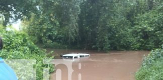 Foto: Ambulancia queda atrapada en río mientras trasladaba a mujer embarazada en El Ayote/TN8