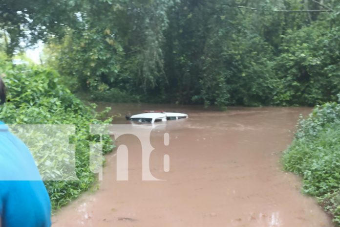 Foto: Ambulancia queda atrapada en río mientras trasladaba a mujer embarazada en El Ayote/TN8
