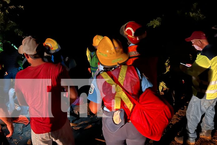 Foto:  Vehículo con material de construcción cae en barranco en Chontales/TN8 Foto: Vehículo con material de construcción cae en barranco en Chontales/TN8