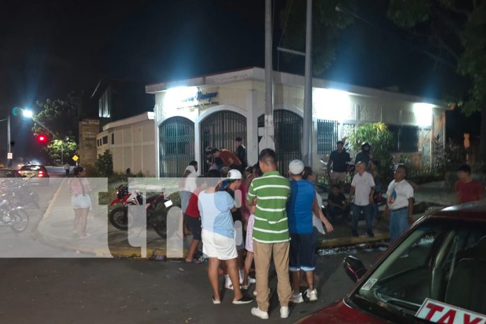 Foto: Accidente de tránsito deja a motorizado lesionado y a un taxista agredido en Managua/TN8