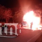 Conductor en Boaco escapa de su furgón en llamas en la carretera Papayal –Malacatoya Foto: Conductor sobrevive al incendio de su furgón en Boaco/TN8