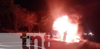 Foto: Conductor sobrevive al incendio de su furgón en Boaco/TN8