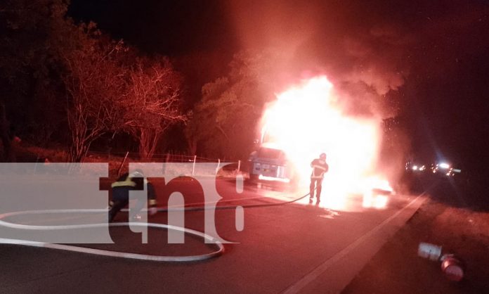 Foto: Conductor sobrevive al incendio de su furgón en Boaco/TN8