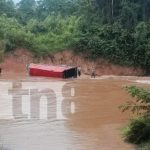 Río ‘engulle’ camión en Bonanza y sus ocupantes sobreviven Foto: Accidente en la carretera Siuna-Rosita y el volcamiento de un camión en Bonanza/TN8