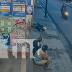 ¡Intentó robar y terminó en el suelo! Asaltante cae de la moto antes de atacar Foto: Robo en el Barrio Monseñor Lezcano/TN8