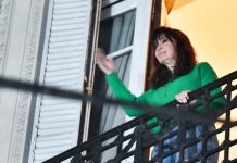 Permiten a Cristina Fernández saludar a sus seguidores desde el balcón Foto: Cristina Fernández cumple prisión domiciliaria /cortesía