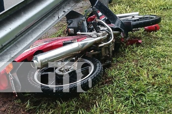 Foto: Motociclista muere al impactar contra valla de contención en Santa María de Pantasma/TN8