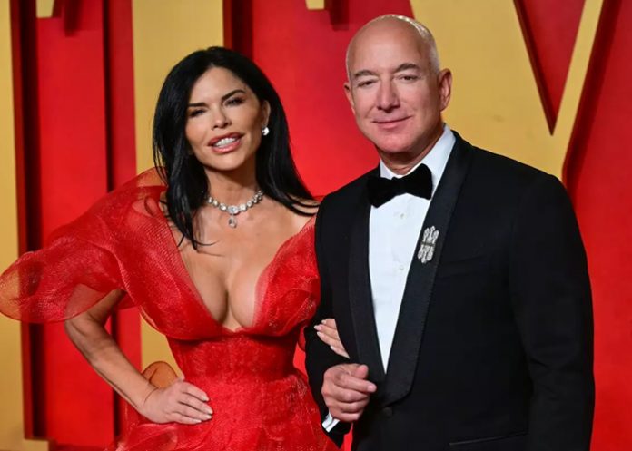 Foto: Jeff Bezos deslumbra a Lauren Sánchez /cortesía Foto: Jeff Bezos deslumbra a Lauren Sánchez /cortesía